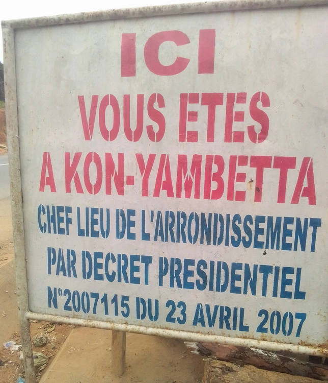 Plaque de bienvenue au chef lieu de l'arrondissement de Kon-Yambetta 